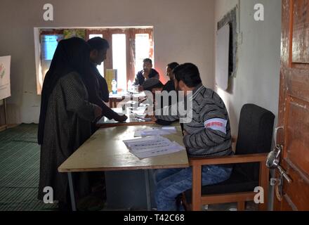 Baramulla, Jammu und Kaschmir, Indien. 11 Apr, 2019. Kaschmir Wähler ihre Stimme abgegeben, während die erste Lok Sabha Pools im Norden Kaschmir Sumbal Bereich der indischen Teil Kaschmirs gesteuert. (Bild: © Masrat Zahra/ZUMA Drücken) Stockfoto