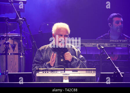 Berlin, Deutschland. 12 Apr, 2019. Die italienische Musik Produzent und Komponist Giorgio Moroder singt "Die Feier der 80er Tour" auf der Bühne im Tempodrom für den Deutschen öffnen. Quelle: Annette Riedl/dpa/Alamy leben Nachrichten Stockfoto