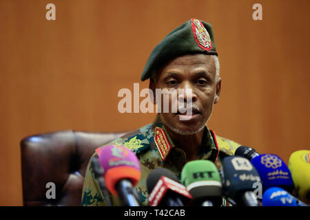 Khartum, Sudan. 12 Apr, 2019. Omer Zainal-Abdin, Vorsitzender des politischen Ausschusses im Sudan Übergangszeit militärischen Rat, spricht auf einer Pressekonferenz in Khartum, Sudan, am 12. April 2019. Der Sudan Übergangszeit militärischen Rat am Freitag gesagt, dass es nicht Präsident Omar al-Bashir Übergabe an den Internationalen Strafgerichtshof (ICC) für die Studie. Credit: Mohamed Khidir/Xinhua/Alamy leben Nachrichten Stockfoto