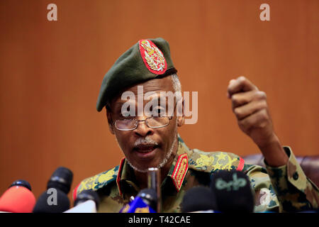 Khartum, Sudan. 12 Apr, 2019. Omer Zainal-Abdin, Vorsitzender des politischen Ausschusses im Sudan Übergangszeit militärischen Rat, spricht auf einer Pressekonferenz in Khartum, Sudan, am 12. April 2019. Der Sudan Übergangszeit militärischen Rat am Freitag gesagt, dass es nicht Präsident Omar al-Bashir Übergabe an den Internationalen Strafgerichtshof (ICC) für die Studie. Credit: Mohamed Khidir/Xinhua/Alamy leben Nachrichten Stockfoto