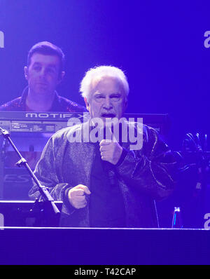 Berlin, Deutschland. 12 Apr, 2019. Die italienische Musik Produzent und Komponist Giorgio Moroder singt "Die Feier der 80er Tour" auf der Bühne im Tempodrom für den Deutschen öffnen. Quelle: Annette Riedl/dpa/Alamy leben Nachrichten Stockfoto