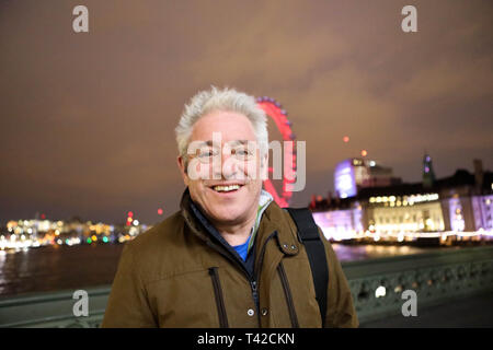 Die Westminster Bridge, London, UK. 12. April 2019. John Bercow, Sprecher des Unterhauses, auf die Westminster Bridge. Penelope Barritt/Alamy Live News Credit: Penelope Barritt/Alamy leben Nachrichten Stockfoto