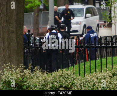 Washington, USA. 12 Apr, 2019. Eine nicht identifizierte Person wird von den United States Secret Service und uns Park Polizei während eines Vorfalls im Lafayette Park, über Pennsylvania Avenue vom Weißen Haus in Washington, DC am 12. April 2019 besucht. Credit: Ron Sachs/CNP | Verwendung der weltweiten Kredit: dpa/Alamy leben Nachrichten Stockfoto