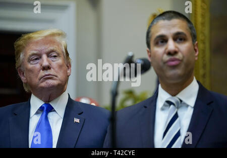 Washington, District of Columbia, USA. 25 Okt, 2018. Präsidenten der Vereinigten Staaten Donald J. Trumpf, gelassen, hört wie Ajit Pai, Vorsitzender der Federal Communications Commission (FCC), rechts, liefert Hinweise auf United States 5 G Deployment, Adressierung Bemühungen um Stiefel ländlichen Breitband-Internetzugang, in der Roosevelt Zimmer im Weißen Haus in Washington, DC am 12 April, 2019 Quelle: Leigh Vogel/CNP/ZUMA Draht/Alamy leben Nachrichten Stockfoto