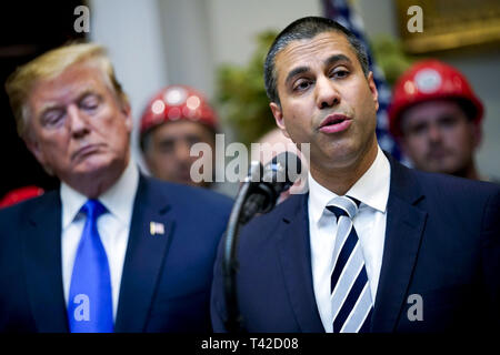 Washington, District of Columbia, USA. 25 Okt, 2018. Ajit Pai, Vorsitzender der Federal Communications Commission (FCC), rechts, liefert Hinweise auf United States 5 G Deployment, Adressierung Bemühungen um Stiefel ländlichen Breitband-Internetzugang, in der Roosevelt Zimmer im Weißen Haus in Washington, DC am 12 April, 2019 Quelle: Leigh Vogel/CNP/ZUMA Draht/Alamy leben Nachrichten Stockfoto