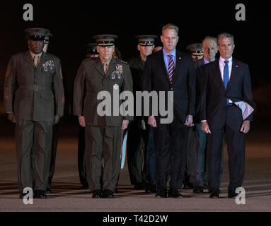 Mitglieder der offiziellen Partei, darunter Gouverneur John Carney (Demokrat von Delaware), Sergeant Major des United States Marine Corps Ronald Green, US Marine Corps General Robert B. Neller, Kommandant der Marine Corps, die US-Verteidigungsminister Patrick M. Shanahan, und US-Senator Tom Carper (Demokrat von Delaware), zahlen ihren Respekt während der WÜRDIGE Übertragung der Überreste des United States Marine Corps Staff Sergeant Christopher A. Slutman in Dover Air Force Base in Dover, Delaware, das am 11. April 2019. Mitglieder der offiziellen Partei, darunter Gouverneur John Carney (Demokrat von Delaw Stockfoto