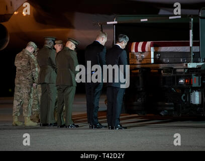 Mitglieder der offiziellen Partei, darunter Gouverneur John Carney (Demokrat von Delaware), Sergeant Major des United States Marine Corps Ronald Green, US Marine Corps General Robert B. Neller, Kommandant der Marine Corps, die US-Verteidigungsminister Patrick M. Shanahan und US Air Force Colonel Matthew Jones, 436Th Airlift Wing, Stellvertretender Kommandeur, zahlen ihren Respekt während der WÜRDIGE Übertragung der Verteilergetriebe mit den sterblichen Überresten von United States Marine Corps Staff Sergeant Christopher A. Slutman in Dover Air Force Base in Dover, Delaware, das am 11. April 2019. Die Mitglieder der offiziellen Par Stockfoto