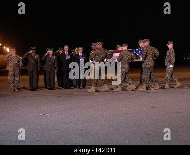 Mitglieder der offiziellen Partei, darunter Gouverneur John Carney (Demokrat von Delaware), Sergeant Major des United States Marine Corps Ronald Green, US Marine Corps General Robert B. Neller, Kommandant der Marine Corps, die US-Verteidigungsminister Patrick M. Shanahan und US Air Force Colonel Matthew Jones, 436Th Airlift Wing, Stellvertretender Kommandeur, zahlen ihren Respekt als US Marine Corps führen Team in die würdige Übertragung der Verteilergetriebe mit den sterblichen Überresten von United States Marine Corps Staff Sergeant Christopher A. Slutman in Dover Air Force Base in Dover, Delaware beteiligt sich an einem Stockfoto