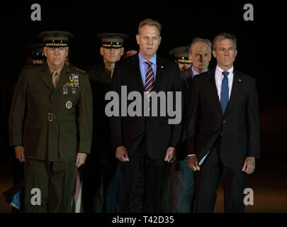 Mitglieder der offiziellen Partei, darunter Gouverneur John Carney (Demokrat von Delaware), US Marine Corps General Robert B. Neller, Kommandant der Marine Corps, die US-Verteidigungsminister Patrick M. Shanahan, und US-Senator Tom Carper (Demokrat von Delaware), zahlen ihren Respekt während der WÜRDIGE Übertragung der Überreste des United States Marine Corps Staff Sergeant Christopher A. Slutman in Dover Air Force Base in Dover, Delaware, das am 11. April 2019. Mitglieder der offiziellen Partei, darunter Gouverneur John Carney (Demokrat von Delaware), Sergeant Major des United States Marine Corps Ronald G Stockfoto