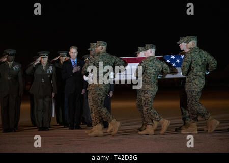 Mitglieder der offiziellen Partei, von links, Sergeant Major des United States Marine Corps Ronald Green, US Marine Corps General Robert B. Neller, Kommandant der Marine Corps und der US-Verteidigungsminister Patrick M. Shanahan, zahlen ihren Respekt als US Marine Corps führen Team in die würdige Übertragung der Verteilergetriebe mit den sterblichen Überresten von United States Marine Corps Staff Sergeant Christopher A. Slutman in Dover Air Force Base in Dover, Delaware beteiligt sich am 11. April 2019. Er starb als Ergebnis einer Straße Bombe in Afghanistan am 8. April 2019. Staff Sergeant Slutman, Stockfoto