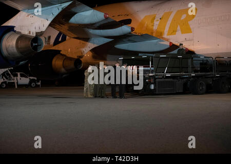 Mitglieder der offiziellen Partei, darunter Gouverneur John Carney (Demokrat von Delaware), Sergeant Major des United States Marine Corps Ronald Green, US Marine Corps General Robert B. Neller, Kommandant der Marine Corps, die US-Verteidigungsminister Patrick M. Shanahan und US Air Force Colonel Matthew Jones, 436Th Airlift Wing, Stellvertretender Kommandeur, zahlen ihren Respekt während der WÜRDIGE Übertragung der Verteilergetriebe mit den sterblichen Überresten von United States Marine Corps Staff Sergeant Christopher A. Slutman in Dover Air Force Base in Dover, Delaware, das am 11. April 2019. Er starb, wie das Ergebnis einer Stockfoto