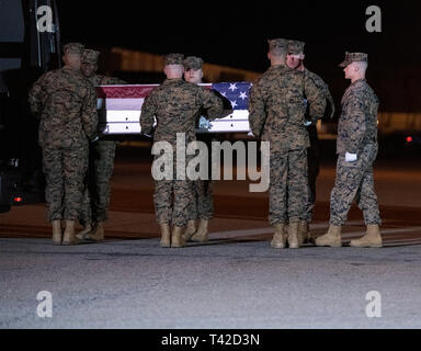 Ein United States Marine Corps führen Team in die würdige Übertragung der Verteilergetriebe mit den sterblichen Überresten von United States Marine Corps Staff Sergeant Christopher A. Slutman in Dover Air Force Base in Dover, Delaware beteiligt sich am 11. April 2019. Er starb als Ergebnis einer Straße Bombe in Afghanistan am 8. April 2019. Staff Sergeant Slutman, eine dekorierte 15 Jahr-veteran der Feuerwehr von New York (FDNY), war verheiratet und hatte drei Kinder. Credit: Ron Sachs/CNP (Einschränkung: Keine New York oder New Jersey Zeitungen oder Zeitschriften innerhalb eines 75-Meilen-Radius von New York City) | Nutzung Stockfoto