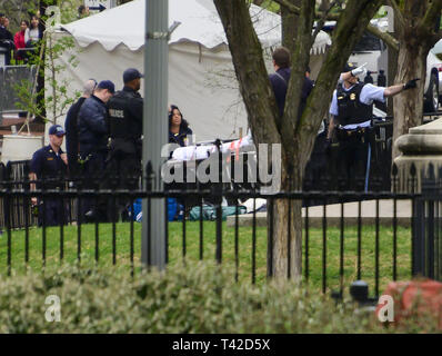 Washington, District of Columbia, USA. 12 Apr, 2019. Eine nicht identifizierte Person wird von den United States Secret Service und uns Park Polizei während eines Vorfalls im Lafayette Park, über Pennsylvania Avenue vom Weißen Haus in Washington, DC am 12 April, 2019 Quelle: Ron Sachs/CNP/ZUMA Draht/Alamy Live News besucht Stockfoto