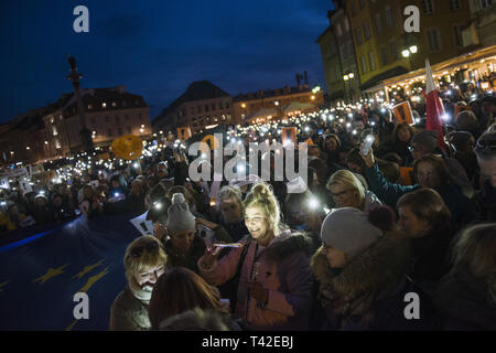 Warszawa, Mazowieckie, Polen. 12 Apr, 2019. Menschen werden gesehen, halten Sie Kerzen während Blinken - Leuchten in ihren Telefonen während der Demonstration. Bewohner von mehreren Städten in Polen auf die Straße ging am Freitag ihre Solidarität mit den streikenden Lehrern zu zeigen, Tausende von Menschen nahmen an der ''Licht für Lehrer" auf dem Schlossplatz in Warschau. Mittlerweile ist der Streik der Lehrer ist bereits am fünften Tag und bis jetzt keine Einigung zwischen den Gewerkschaften und der Regierung bestätigt. Credit: Attila Husejnow/SOPA Images/ZUMA Draht/Alamy leben Nachrichten Stockfoto