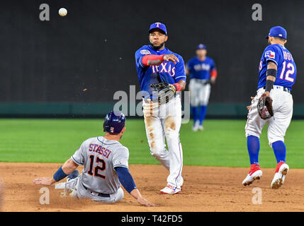 03.April 2019: Texas Rangers shortstop Elvis Andrus #1 Umdrehungen ein doppeltes Spiel bei einem MLB Spiel zwischen den Houston Astros und der Texas Rangers bei Globe Life Park in Arlington, TX Texas besiegte Houston 4-0 Albert Pena/CSM. Stockfoto