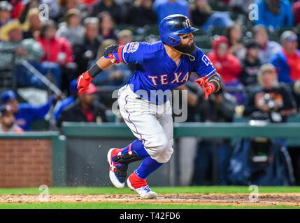 03.April 2019: Texas Rangers zweiter Basisspieler Rougned Geruch #12 Hits ein Doppel während einer MLB Spiel zwischen den Houston Astros und der Texas Rangers bei Globe Life Park in Arlington, TX Texas besiegte Houston 4-0 Albert Pena/CSM. Stockfoto