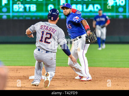 03.April 2019: Texas Rangers shortstop Elvis Andrus #1 Umdrehungen ein doppeltes Spiel bei einem MLB Spiel zwischen den Houston Astros und der Texas Rangers bei Globe Life Park in Arlington, TX Texas besiegte Houston 4-0 Albert Pena/CSM. Stockfoto