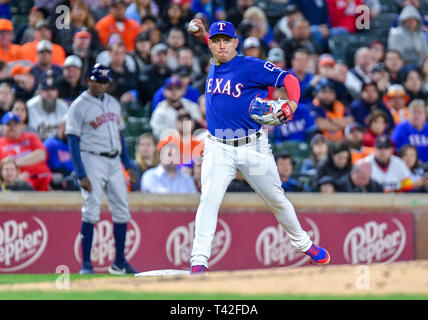 03.April 2019: Texas Rangers dritter Basisspieler Asdrubal Cabrera #14 macht ein spielen Die erste Basis für eine während einer MLB Spiel zwischen den Houston Astros und der Texas Rangers bei Globe Life Park in Arlington, TX Texas besiegte Houston 4-0 Albert Pena/CSM. Stockfoto