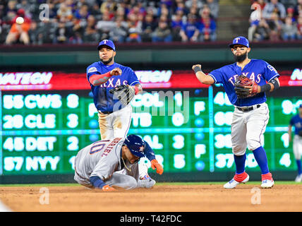 03.April 2019: Texas Rangers shortstop Elvis Andrus #1 Umdrehungen ein doppeltes Spiel bei Texas Rangers zweiter Basisspieler Rougned Geruch #12 (rechts) Schatten seiner Bewegung während ein MLB Spiel zwischen den Houston Astros und der Texas Rangers bei Globe Life Park in Arlington, TX Texas besiegte Houston 4-0 Albert Pena/CSM. Stockfoto