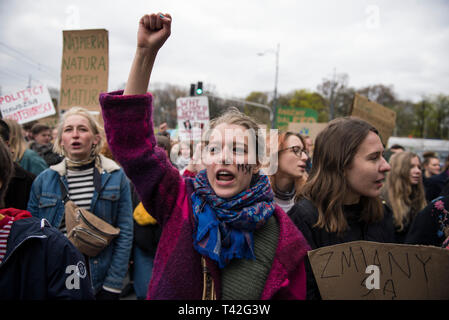 Warschau, Polen. 12 Apr, 2019. Eine junge Aktivistin mit bemaltem Gesicht gesehen, schreien während der März. Kinder, Schüler und Studenten nahmen an einem Marsch durch Mlodziezowy Klimatyczny Strajk (MSK) ist Teil der globalen Bewegung namens "Jugend Streik für Klima' organisiert. Die Demonstranten fordern von den Politikern Maßnahmen in der Frage der globalen Erwärmung, Luft und Erde Umweltverschmutzung. Credit: SOPA Images Limited/Alamy leben Nachrichten Stockfoto