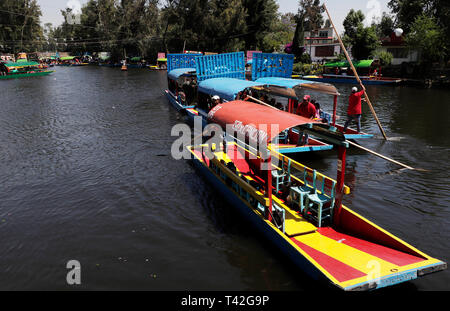 12 April 2019, Mexiko, Mexiko-Stadt: Trajinera arbeiten auf einem Kanal in Xochimilco. Am südlichen Stadtrand der Metropole Millionen entfernt, die Kanäle, auf denen die Bunt geschmückte Boote segeln sind ein beliebtes Ausflugsziel. Foto: Gerardo Vieyra/dpa Stockfoto