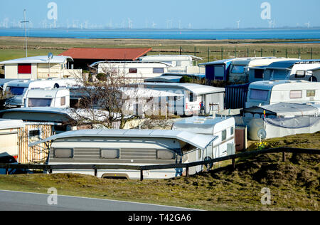 29. März 2019, Niedersachsen, Norderney: Wohnwagen stehen auf dem Campingplatz "Um Ost" mit Blick auf das Wattenmeer in Niedersachsen. Viele campingplatz Provider können immer noch in der vergangenen Saison heute. Sie hoffen nun, dass die Besucher werden die langen warmen Sommer und buchen Sie wieder daran erinnern. Foto: Hauke-Christian Dittrich/dpa Stockfoto