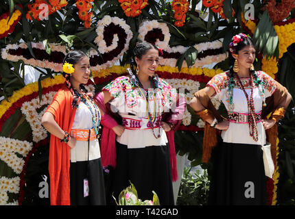 12 April 2019, Mexiko, Mexiko-Stadt: Frauen aus der Region sind an Bord einer Trajinera in Xochimilco für den Wettbewerb "Die schönsten Blume des Ejido'. Die traditionelle Veranstaltung des ursprünglichen Gemeinschaften soll die Vielfalt der Frauen, die in der Stadt leben zu markieren. Am südlichen Stadtrand der Metropole Millionen entfernt, die Kanäle, auf denen die Bunt geschmückte Boote segeln sind ein beliebtes Ausflugsziel. Foto: Gerardo Vieyra/dpa Stockfoto