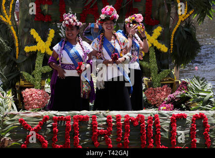 12 April 2019, Mexiko, Mexiko-Stadt: Frauen aus der Region sind an Bord einer Trajinera in Xochimilco für den Wettbewerb "Die schönsten Blume des Ejido'. Die traditionelle Veranstaltung des ursprünglichen Gemeinschaften soll die Vielfalt der Frauen, die in der Stadt leben zu markieren. Am südlichen Stadtrand der Metropole Millionen entfernt, die Kanäle, auf denen die Bunt geschmückte Boote segeln sind ein beliebtes Ausflugsziel. Foto: Gerardo Vieyra/dpa Stockfoto