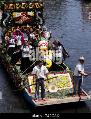 12 April 2019, Mexiko, Mexiko-Stadt: Frauen aus der Region sind an Bord einer Trajinera in Xochimilco für den Wettbewerb "Die schönsten Blume des Ejido'. Die traditionelle Veranstaltung des ursprünglichen Gemeinschaften soll die Vielfalt der Frauen, die in der Stadt leben zu markieren. Am südlichen Stadtrand der Metropole Millionen entfernt, die Kanäle, auf denen die Bunt geschmückte Boote segeln sind ein beliebtes Ausflugsziel. Foto: Gerardo Vieyra/dpa Stockfoto