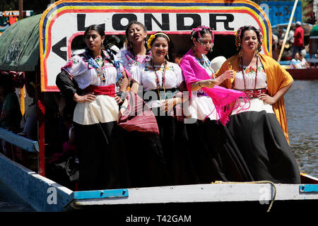 12 April 2019, Mexiko, Mexiko-Stadt: Frauen aus der Region sind an Bord einer Trajinera in Xochimilco für den Wettbewerb "Die schönsten Blume des Ejido'. Die traditionelle Veranstaltung des ursprünglichen Gemeinschaften soll die Vielfalt der Frauen, die in der Stadt leben zu markieren. Am südlichen Stadtrand der Metropole Millionen entfernt, die Kanäle, auf denen die Bunt geschmückte Boote segeln sind ein beliebtes Ausflugsziel. Foto: Gerardo Vieyra/dpa Stockfoto