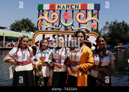 12 April 2019, Mexiko, Mexiko-Stadt: Frauen aus der Region sind an Bord einer Trajinera in Xochimilco für den Wettbewerb "Die schönsten Blume des Ejido'. Die traditionelle Veranstaltung des ursprünglichen Gemeinschaften soll die Vielfalt der Frauen, die in der Stadt leben zu markieren. Am südlichen Stadtrand der Metropole Millionen entfernt, die Kanäle, auf denen die Bunt geschmückte Boote segeln sind ein beliebtes Ausflugsziel. Foto: Gerardo Vieyra/dpa Stockfoto