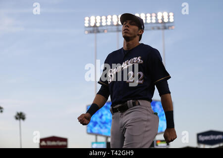 Los Angeles, Kalifornien, USA. 12 Apr, 2019. Milwaukee Brewers rechter Feldspieler Christian Yelich (22) macht sich auf den Weg zu dem dugout nach vorwärmungen vor dem Spiel zwischen den Milwaukee Brewers und die Los Angeles Dodgers at Dodger Stadium Los Angeles, CA. (Foto von Peter Joneleit) Credit: Cal Sport Media/Alamy leben Nachrichten Stockfoto