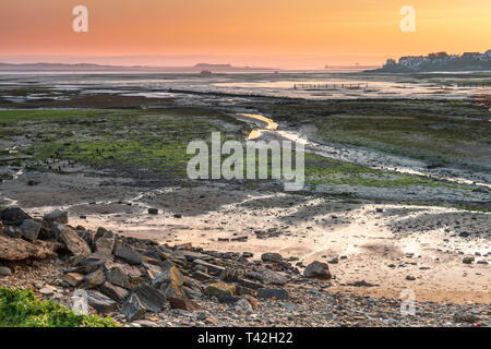 Northam Burrows, Devon, Großbritannien. Samstag, 13. April 2019. UK Wetter - nach einer sehr kalten Nacht im Südwesten von England, Dawn bringt eine bunte Sonnenaufgang über dem Wattenmeer an Northam Burrows in der Nähe von Appledore in North Devon. Credit: Terry Mathews/Alamy leben Nachrichten Stockfoto