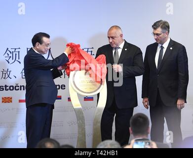 Dubrovnik, Kroatien. 12 Apr, 2019. Chinesische Ministerpräsident Li Keqiang (L), der bulgarische Ministerpräsident Bojko Borissow (C) und der kroatische Premierminister Andrej Plenkovic gemeinsam die Globale Partnerschaft Zentrum der Mittel- und Osteuropäischen Ländern und in China in Dubrovnik, Kroatien, April 12, 2019 eröffnen. Credit: Shen Hong/Xinhua/Alamy leben Nachrichten Stockfoto