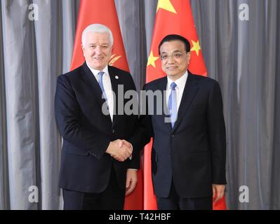 Dubrovnik, Kroatien. 12 Apr, 2019. Chinesische Ministerpräsident Li Keqiang (R) trifft sich mit Premierminister von Montenegro Dusko Markovic in Dubrovnik, Kroatien, 12. April 2019. Credit: Huang Jingwen/Xinhua/Alamy leben Nachrichten Stockfoto