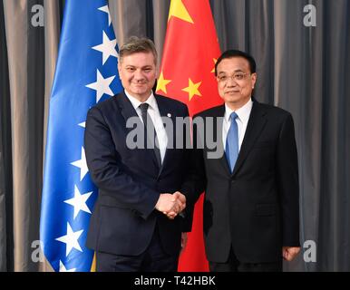 Dubrovnik, Kroatien. 12 Apr, 2019. Chinesische Ministerpräsident Li Keqiang (R) trifft sich mit dem Vorsitzenden des Ministerrates von Bosnien und Herzegowina Denis Zvizdic in Dubrovnik, Kroatien, 12. April 2019. Credit: Shen Hong/Xinhua/Alamy leben Nachrichten Stockfoto