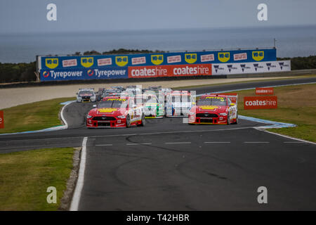 Phillip Island, Victoria, Australien. 13 Apr, 2019. Jungfrau australische Supercars Meisterschaft WD 40 Phillip Island 500-Rennen neun Start-Nr. 17 Scott McLaughlin Racing für Shell V-Power Racing Team - diesem Team Penske fahren seinem Ford Mustang führt das Feld drehen sich um vier. Credit: Brett Keating/Alamy leben Nachrichten Stockfoto