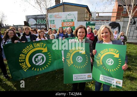 Belfast, Nordirland, Großbritannien. 13 Apr, 2019. Sinn Fein Präsident Mary Lou McDonald und Vice President Mivhelle O'Neill für den Start der Irische Einheit Plakatwand in West Belfast, Samstag, 13. April 2019. Der Start erfolgte an der ehemaligen Andersonstown Polizeistation. Credit: Paul McErlane/Alamy leben Nachrichten Stockfoto