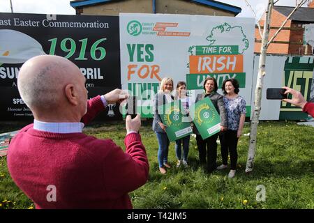 Belfast, Nordirland, Großbritannien. 13 Apr, 2019. Sinn Fein Präsident Mary Lou McDonald und Vice President Mivhelle O'Neill für den Start der Irische Einheit Plakatwand in West Belfast, Samstag, 13. April 2019. Der Start erfolgte an der ehemaligen Andersonstown Polizeistation. Credit: Paul McErlane/Alamy leben Nachrichten Stockfoto