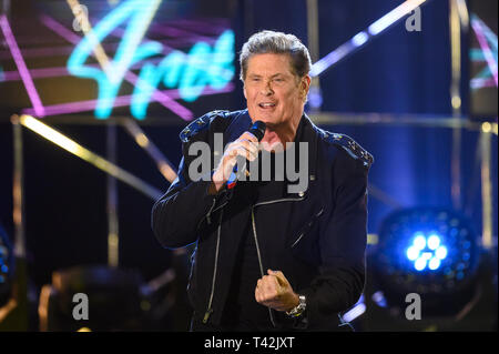 Offenburg, Deutschland. 12 Apr, 2019. David Hasselhoff, US-amerikanischer Schauspieler und Sänger, singt während der Aufzeichnung "50 Jahre ZDF-Hitparade" in der Baden Arena. Die Show wird am 27.04. 2019 ausgestrahlt werden. Credit: Silas Stein/dpa/Alamy leben Nachrichten Stockfoto