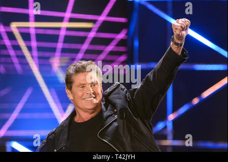 Offenburg, Deutschland. 12 Apr, 2019. David Hasselhoff, US-amerikanischer Schauspieler und Sänger, singt während der Aufzeichnung "50 Jahre ZDF-Hitparade" in der Baden Arena. Die Show wird am 27.04. 2019 ausgestrahlt werden. Credit: Silas Stein/dpa/Alamy leben Nachrichten Stockfoto