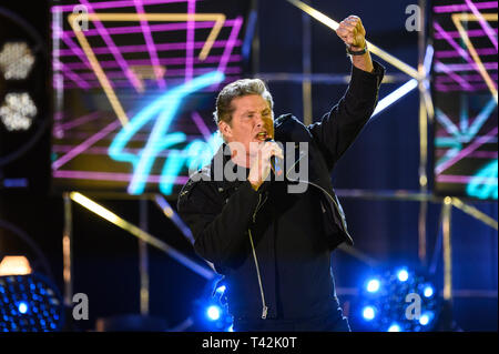 Offenburg, Deutschland. 12 Apr, 2019. David Hasselhoff, US-amerikanischer Schauspieler und Sänger, singt während der Aufzeichnung "50 Jahre ZDF-Hitparade" in der Baden Arena. Die Show wird am 27.04. 2019 ausgestrahlt werden. Credit: Silas Stein/dpa/Alamy leben Nachrichten Stockfoto