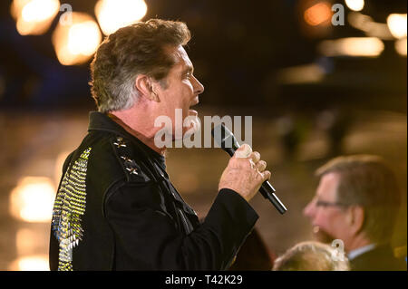 Offenburg, Deutschland. 12 Apr, 2019. David Hasselhoff, US-amerikanischer Schauspieler und Sänger, singt während der Aufzeichnung "50 Jahre ZDF-Hitparade" in der Baden Arena. Die Show wird am 27.04. 2019 ausgestrahlt werden. Credit: Silas Stein/dpa/Alamy leben Nachrichten Stockfoto