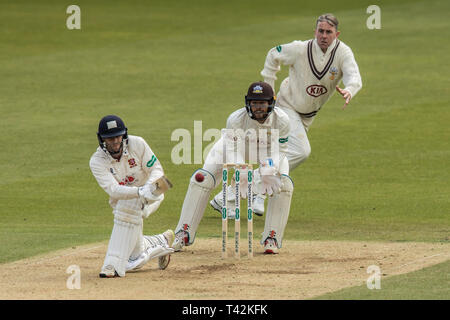 London, Großbritannien. 13 Apr, 2019. Robbie Weiß sweeps Batting in Surrey auf Essex an Tag drei des Specsavers County Championship Match am Kia Oval. Quelle: David Rowe/Alamy leben Nachrichten Stockfoto