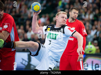 13 April 2019, Nordrhein-Westfalen, Halle (Westfalen): Handball: EM-Qualifikation, Deutschland - Polen, 2. Qualifikation, Gruppe 1, 4. Spieltag im Gerry Weber Stadion. Deutschlands Patrick Wiencek wirft den Ball auf das Ziel. Foto: Guido Kirchner/dpa Stockfoto
