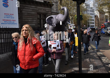 Trafalgar Square, London, UK. 13 Apr, 2019. Protestzug durch die Innenstadt von London gegen die Jagd. Quelle: Matthew Chattle/Alamy leben Nachrichten Stockfoto