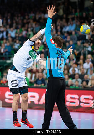 13 April 2019, Nordrhein-Westfalen, Halle (Westfalen): Handball: EM-Qualifikation, Deutschland - Polen, 2. Qualifikation, Gruppe 1, 4. Spieltag im Gerry Weber Stadion. Deutschlands Uwe Gensheimer (l) ein Tor gegen die Polen Mateusz Kornecki. Foto: Guido Kirchner/dpa Stockfoto