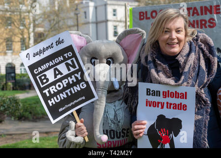 Protestmarsch in London statt an einer Demonstration gegen die drohende Ausrottung der wildlebenden Pflanzen und Tiere und Hervorhebung der Akt der Trophäenjagd insbesondere von Elefanten und Nashörner. Es ist Teil des 5. Globale März für Elefanten und Nashörner und ist zeitlich vor einer Konferenz in Sri Lanka Aufruf an uplist Elefanten zu Anlage I Stockfoto