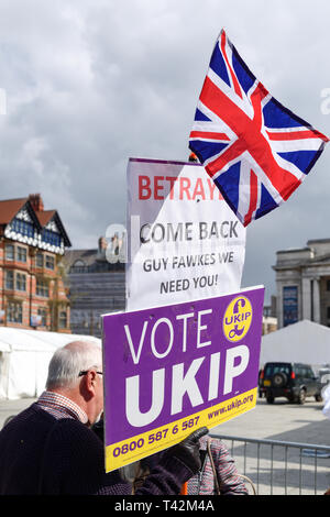 Nottingham, UK, 13. April 2019. März 4 Demokratie durch die Schulabgänger von Nottingham Group organisiert fand heute mit Jonathan Farren MDEP und Mitglied von Nigel Farage Brexit Partei führt die Reden auf dem Alten Markt in der Stadt. Credit: Ian Francis/Alamy leben Nachrichten Stockfoto