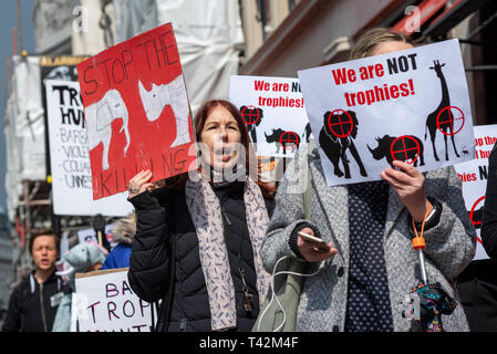 Protestmarsch in London statt an einer Demonstration gegen die drohende Ausrottung der wildlebenden Pflanzen und Tiere und Hervorhebung der Akt der Trophäenjagd insbesondere von Elefanten und Nashörner. Es ist Teil des 5. Globale März für Elefanten und Nashörner und ist zeitlich vor einer Konferenz in Sri Lanka Aufruf an uplist Elefanten zu Anlage I Stockfoto